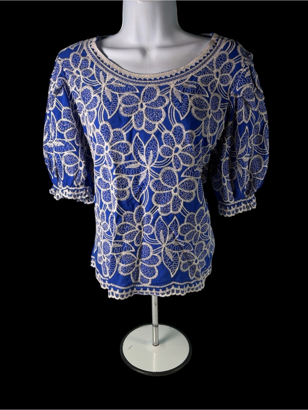 Solitaire Embroidered Women’s Top Blue White Short Sleeve Size medium